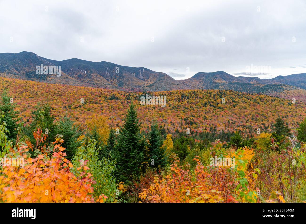 Wunderschöne Herbstfarben vom Kancamagus Highway in New Hampshire USA Stockfoto