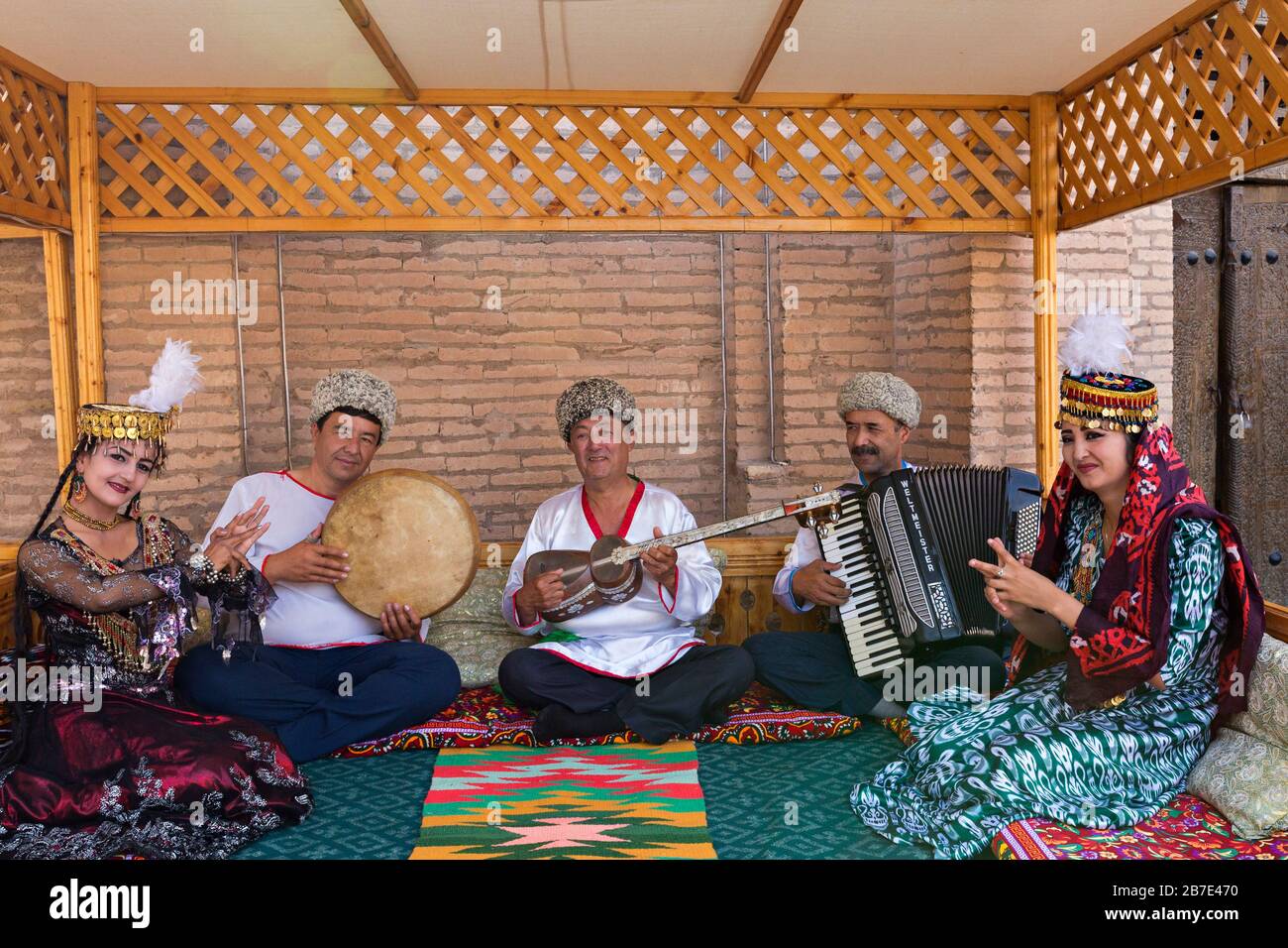 Usbekische Gruppe von Musikern, die lokale Lieder spielen, in Khiva, Usbekistan. Stockfoto