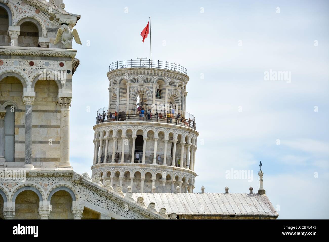 PISA, ITALIEN - 14. August 2019: Der schiefe Turm von Pisa mit vielen Touristen hinter der Kathedrale von Pisa an einem sonnigen Tag Stockfoto