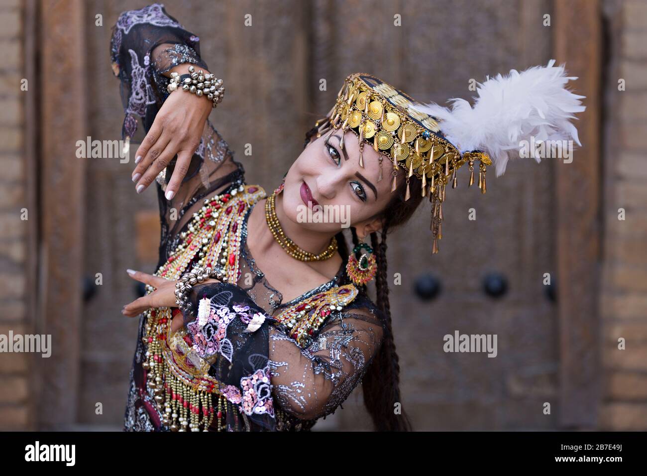 Usbekische Frau in traditionellen Kostümen, in Khiva, Usbekistan. Stockfoto