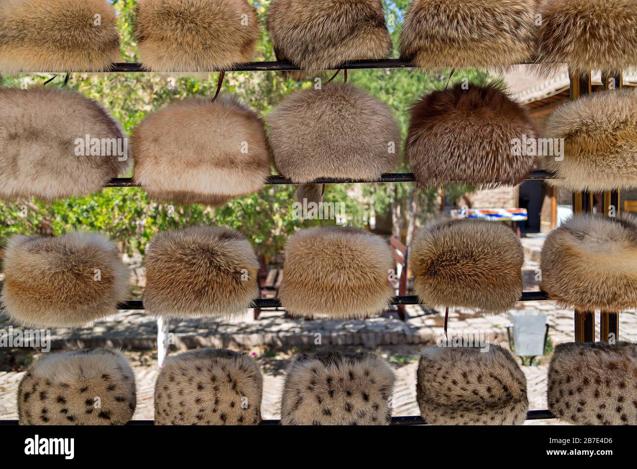 Traditionelle usbekische Pelz-Hüte, bekannt als Telpak, in der Stadt Khiva, Usbekistan Stockfoto