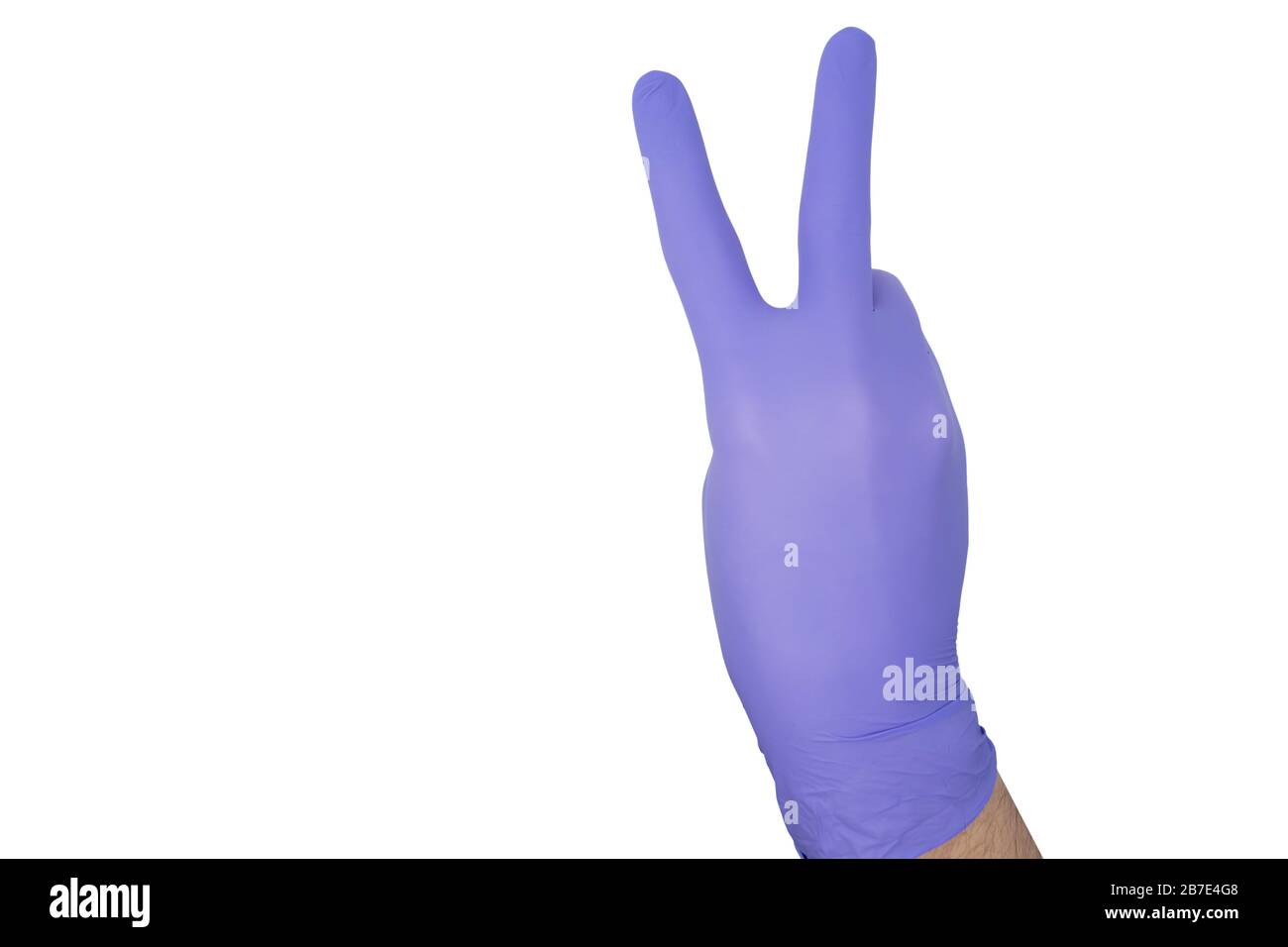 Hand des Chirurgen mit einem blauen medizinischen Handschuh, der das Siegeszeichen zeigt, isoliert auf weißem Hintergrund mit Platz für Text Stockfoto