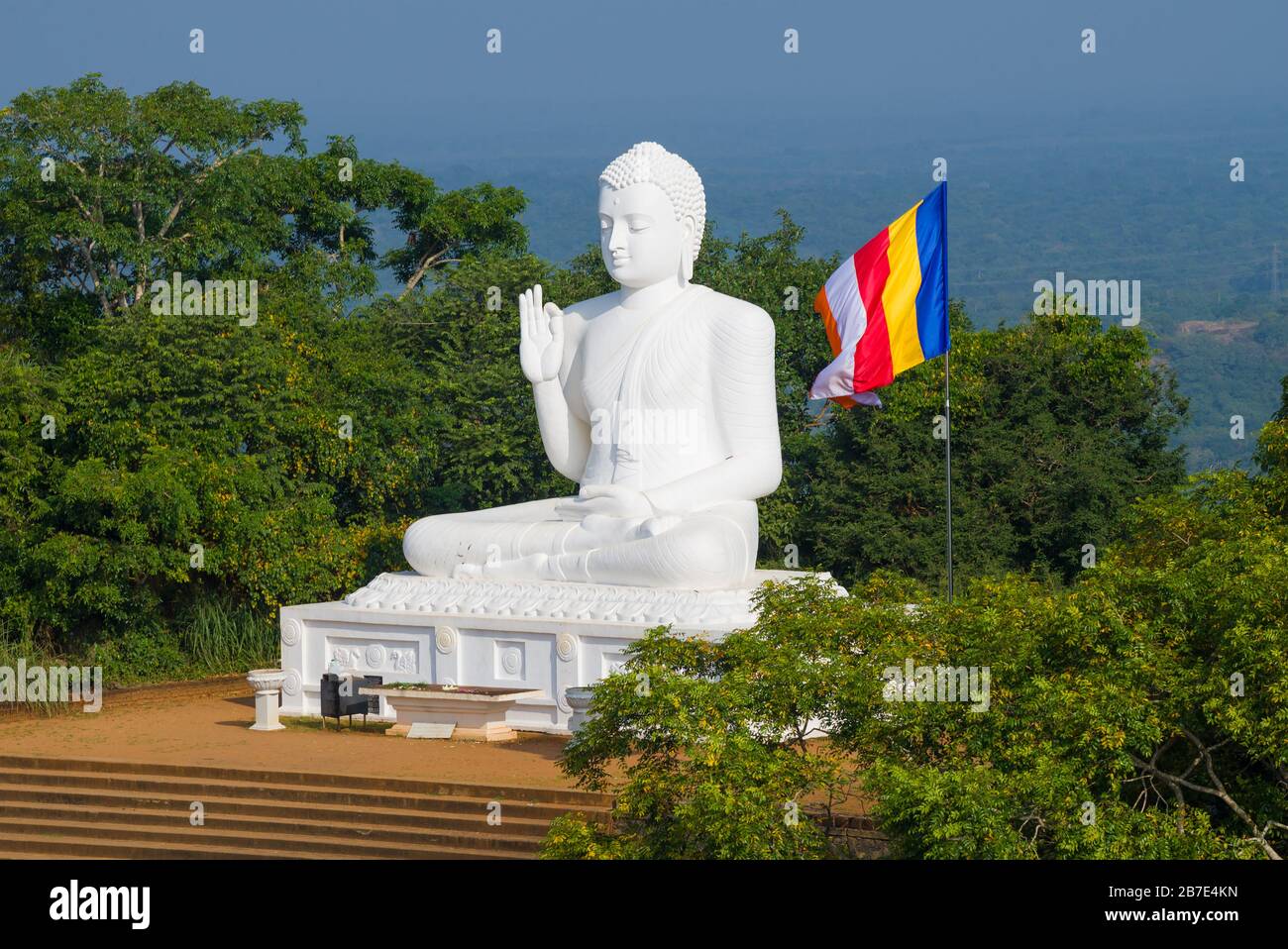 MIHINTALE, SRI LANKA - 05. FEBRUAR 2020: Weiße Skulptur eines sitzenden Buddha auf dem Mangov-Plateau in der Nähe Stockfoto