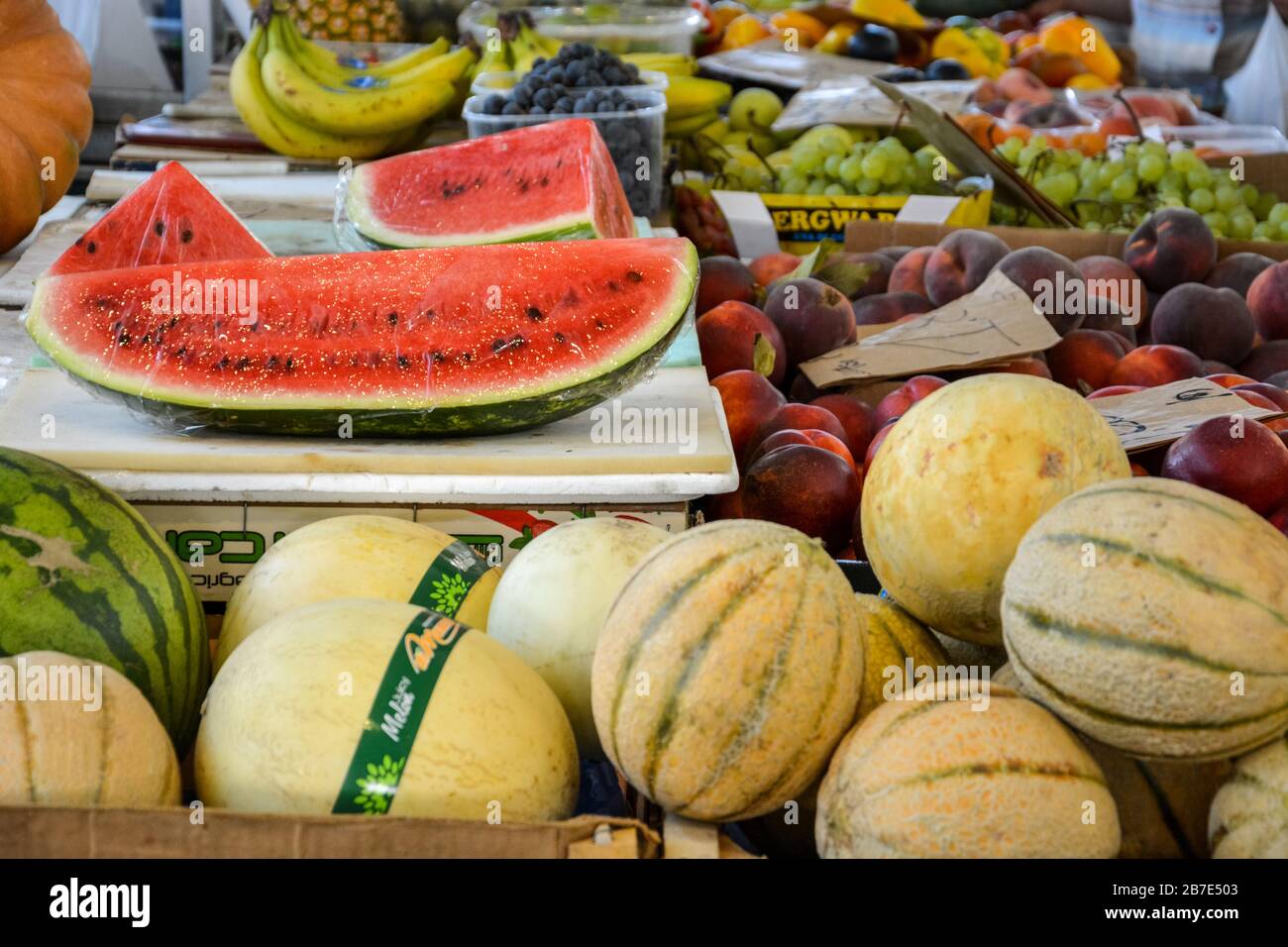 Verschiedene Obst- und Gemüsesorten auf einem Straßenmarkt liegen ganz in der Nähe Stockfoto