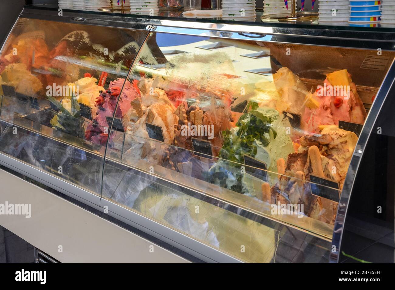 Viele Eiscreme in verschiedenen Geschmacksrichtungen in Florenz Stockfoto