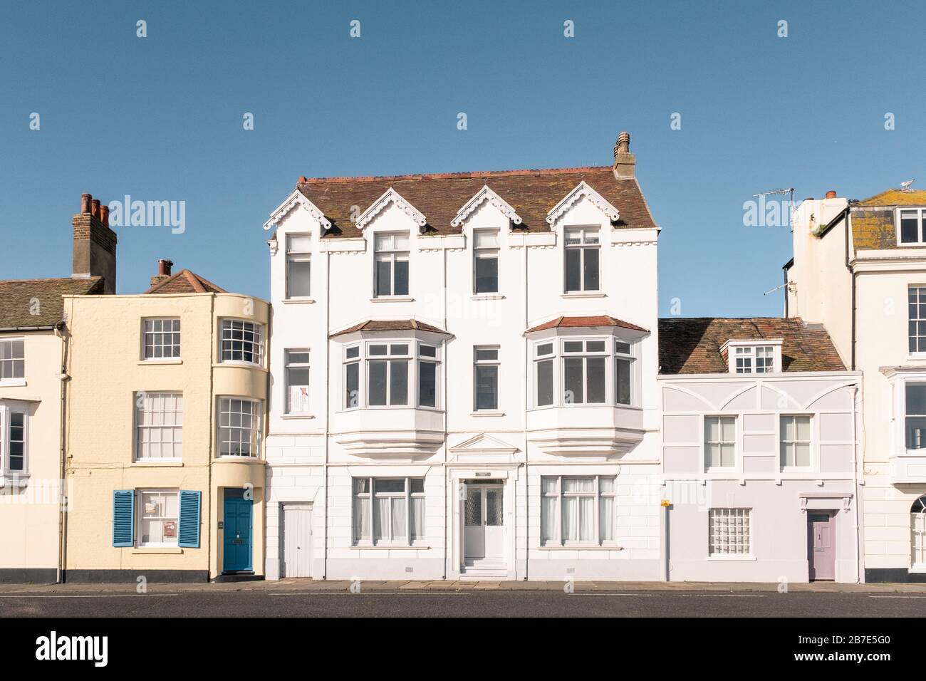 Häuser an der Beach Road, Deal, Kent, direkt am Meer Stockfoto