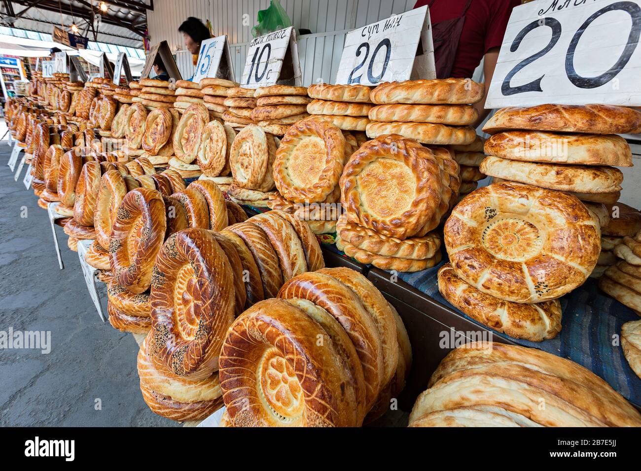 Stand der lokalen Brote in OSH Bazaar, Bishkek, Kirgisistan Stockfoto