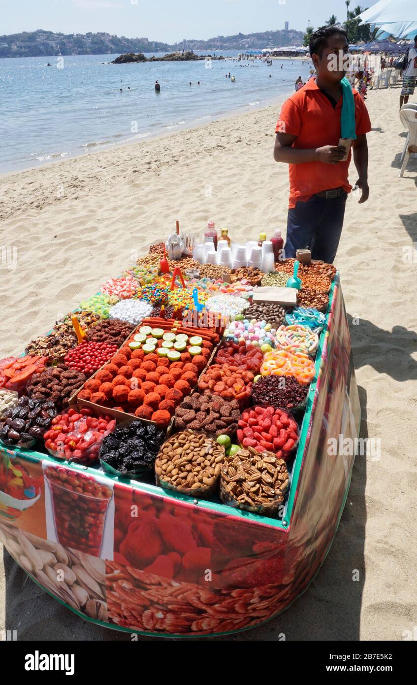 Süßigkeiten mit Chili Pfeffer am Strand, Acapulco, Mexiko Stockfoto
