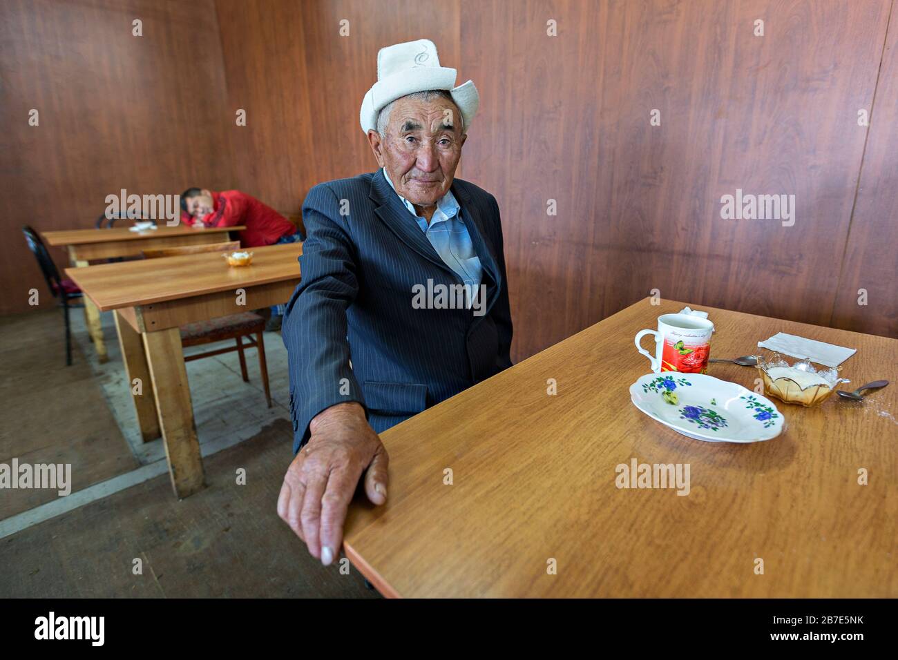 Älterer kirgisischer Mann mit Heimathut in Tokmok, Kirgisistan Stockfoto