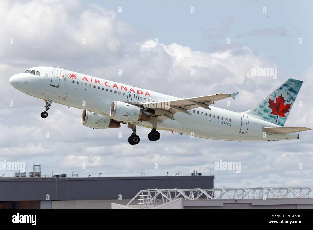 Quebec, Kanada. Ein Air Canada Airbus A320 an die Montréal-Pierre Elliott Trudeau International Airport nehmen Stockfoto