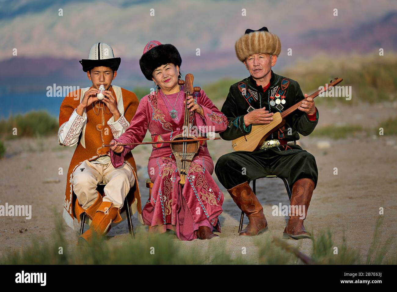 Musiker, die lokale traditionelle Instrumente spielen, in Issyk Kul, Kirgisistan Stockfoto