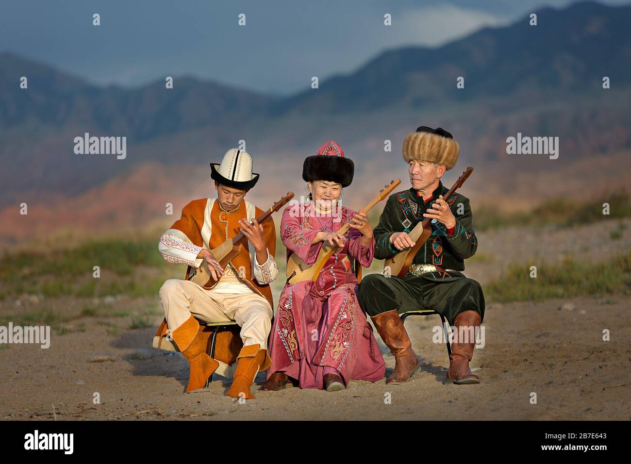 Musiker, die lokale traditionelle Instrumente spielen, in Issyk Kul, Kirgisistan Stockfoto