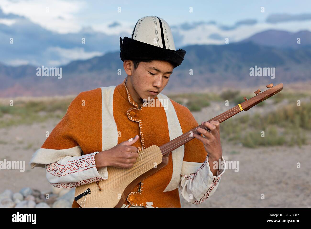 Musiker, der lokales traditionelles Instrument spielt, in Issyk Kul, Kirgisistan Stockfoto