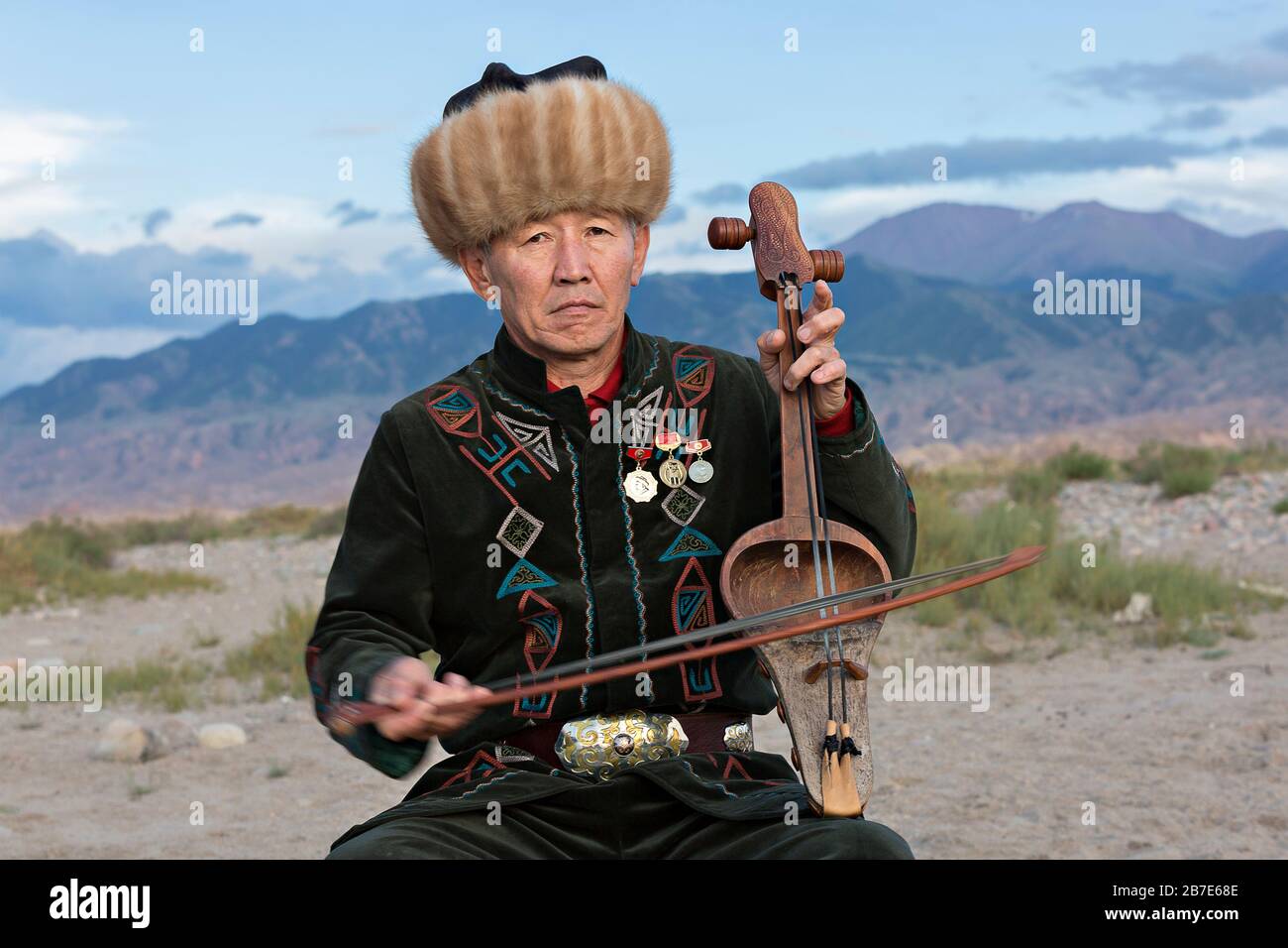 Musiker, der lokales traditionelles Instrument spielt, in Issyk Kul, Kirgisistan Stockfoto