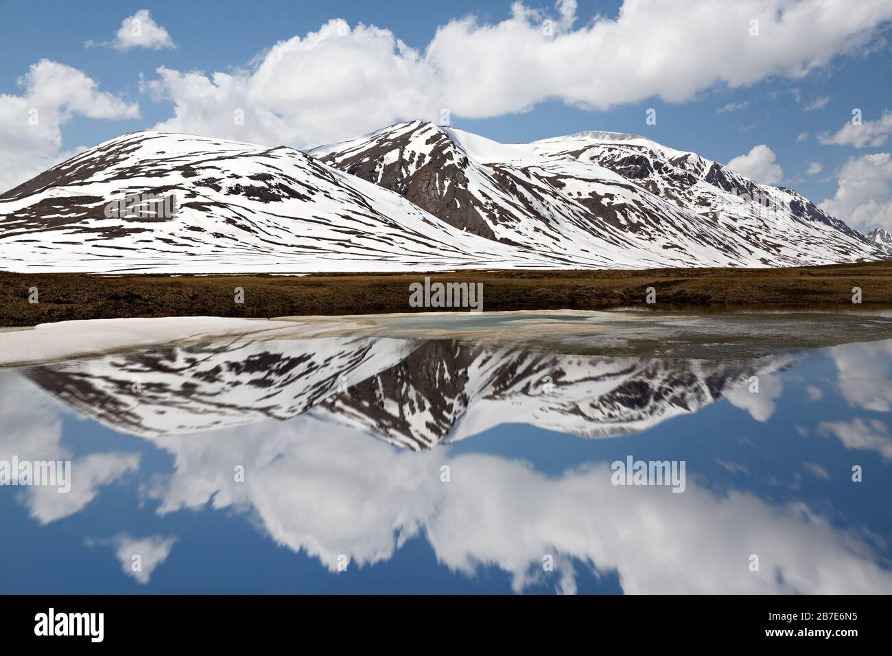 Bergsee auf den Bergen in Barskaun, mit Spiegelungen im Wasser in Kirgisistan Stockfoto