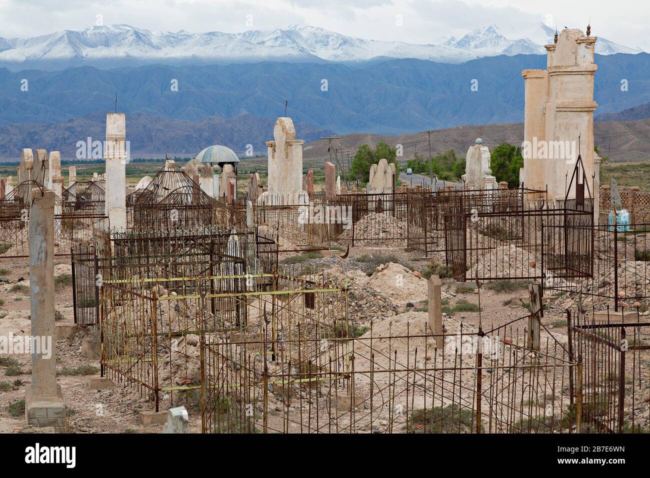 zentralasiatischer muslimischer Friedhof in der Nähe des Issyk Kul Lake in Kirgisistan Stockfoto