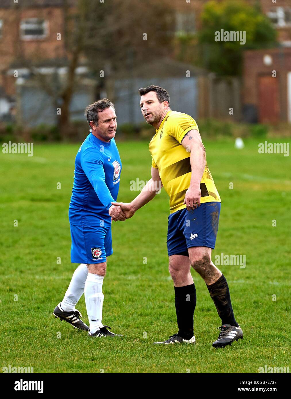 Bullsmoor Allsorts FC (blau) im Einsatz gegen Harbets, die auf den Enfield Playing Fields spielen, nach der Ankündigung vom Freitag, dass die English Football League alle Spiele bis Freitag, den 3. April 2020 ausgesetzt hat. Stockfoto