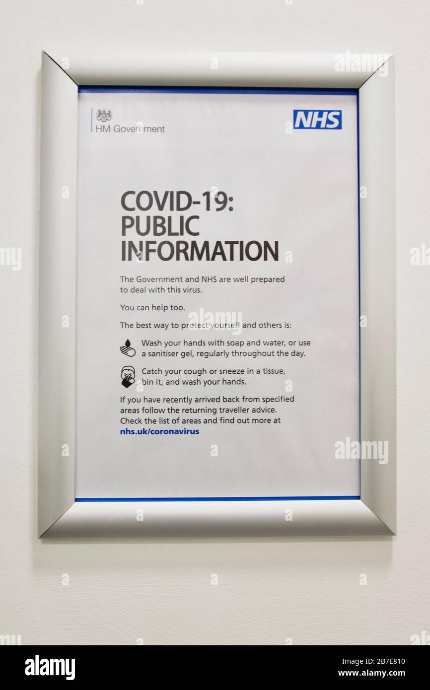 COVID-19 Beschilderung der öffentlichen Informationen vom NHS in einem Badezimmer Stockfoto