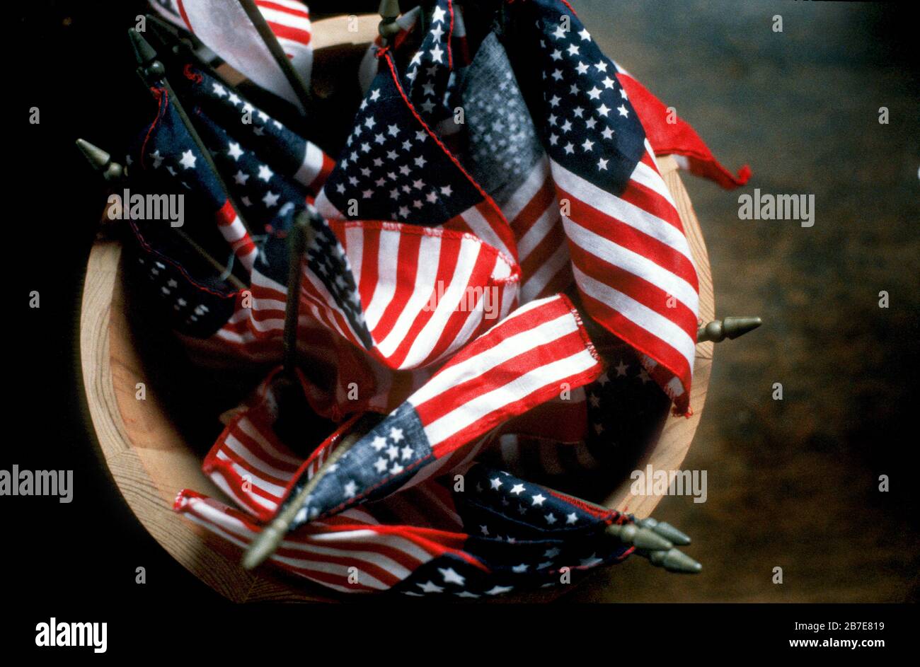 Kleine Flaggen in einem Eimer aus Eiche. United States Flags. Stockfoto