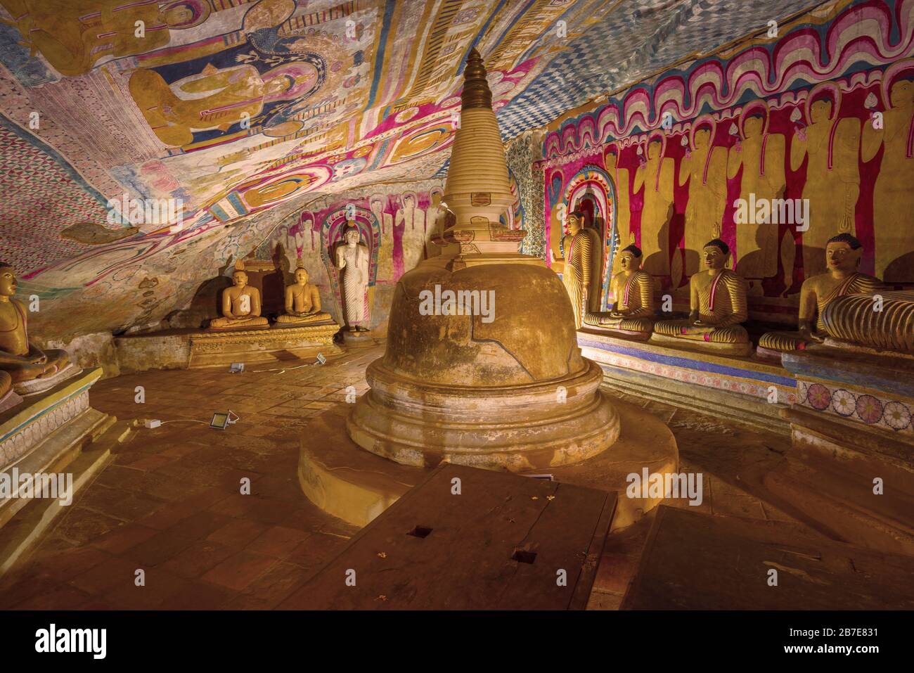 Buddhistischer Stupa im Inneren des alten buddhistischen Tempels der Höhle. Dambulla, Sri Lanka Stockfoto