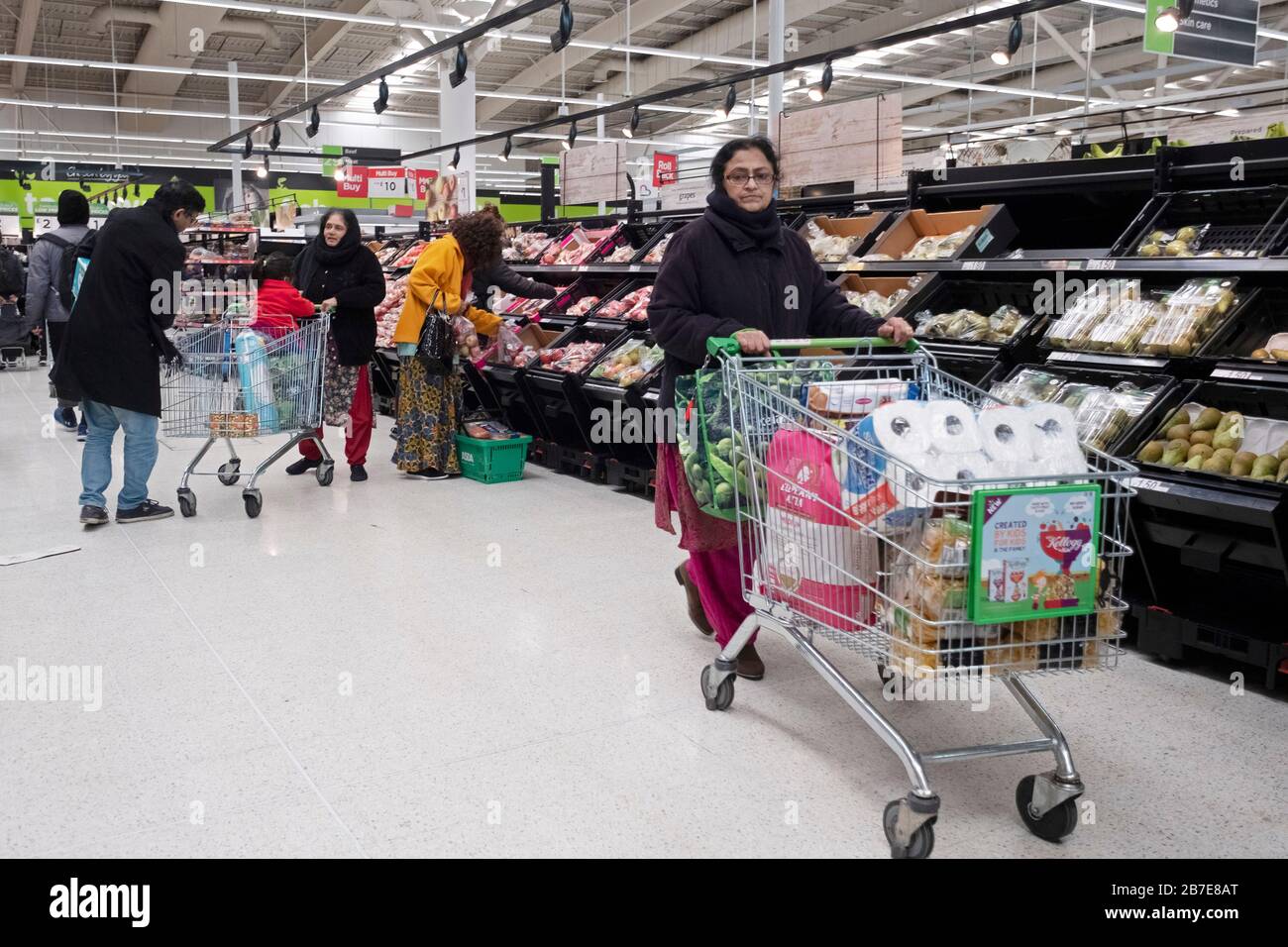 März 2020. London, Großbritannien. Käufer eines Supermarktes panischen Kauf von Artikeln, während sich der Ausbruch der Coronavirus Krankheit in ganz Großbritannien ausbreitet. Haushalts- und Lebensmittelartikel wie Pasta, toilettenpapier und Reinigungsmittel waren nur kurz im Angebot. Foto von Ray Tang/Ray Tang Media Stockfoto