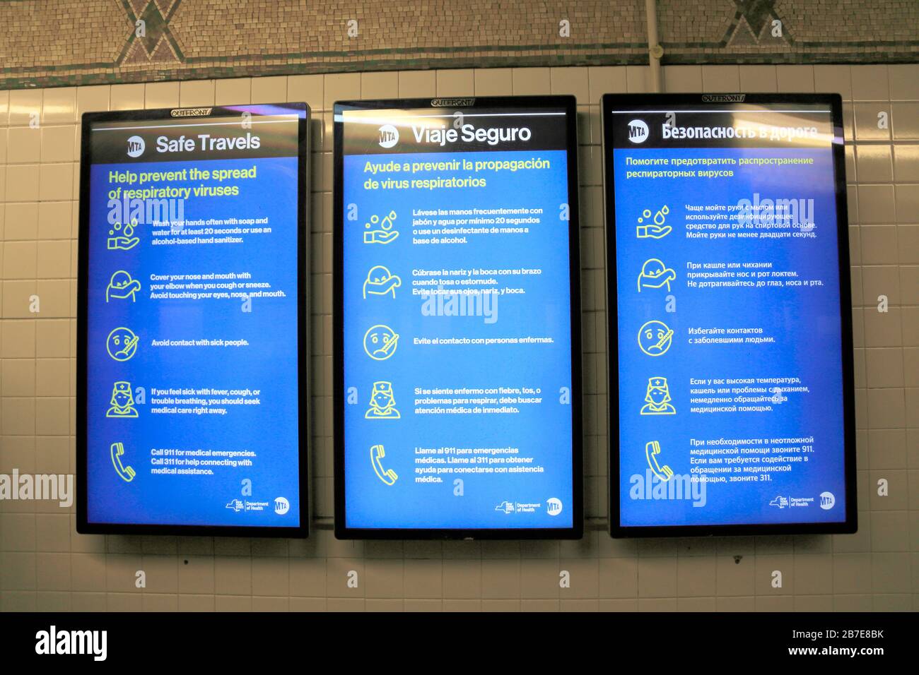 Zweisprachige digitale MTA-Schilder zeigen Informationen darüber an, wie man eine Verbreitung von Coronavirus, U-Bahn-Station Manhattan New York City am 15. März 2020 vermeiden, verhindern kann Stockfoto