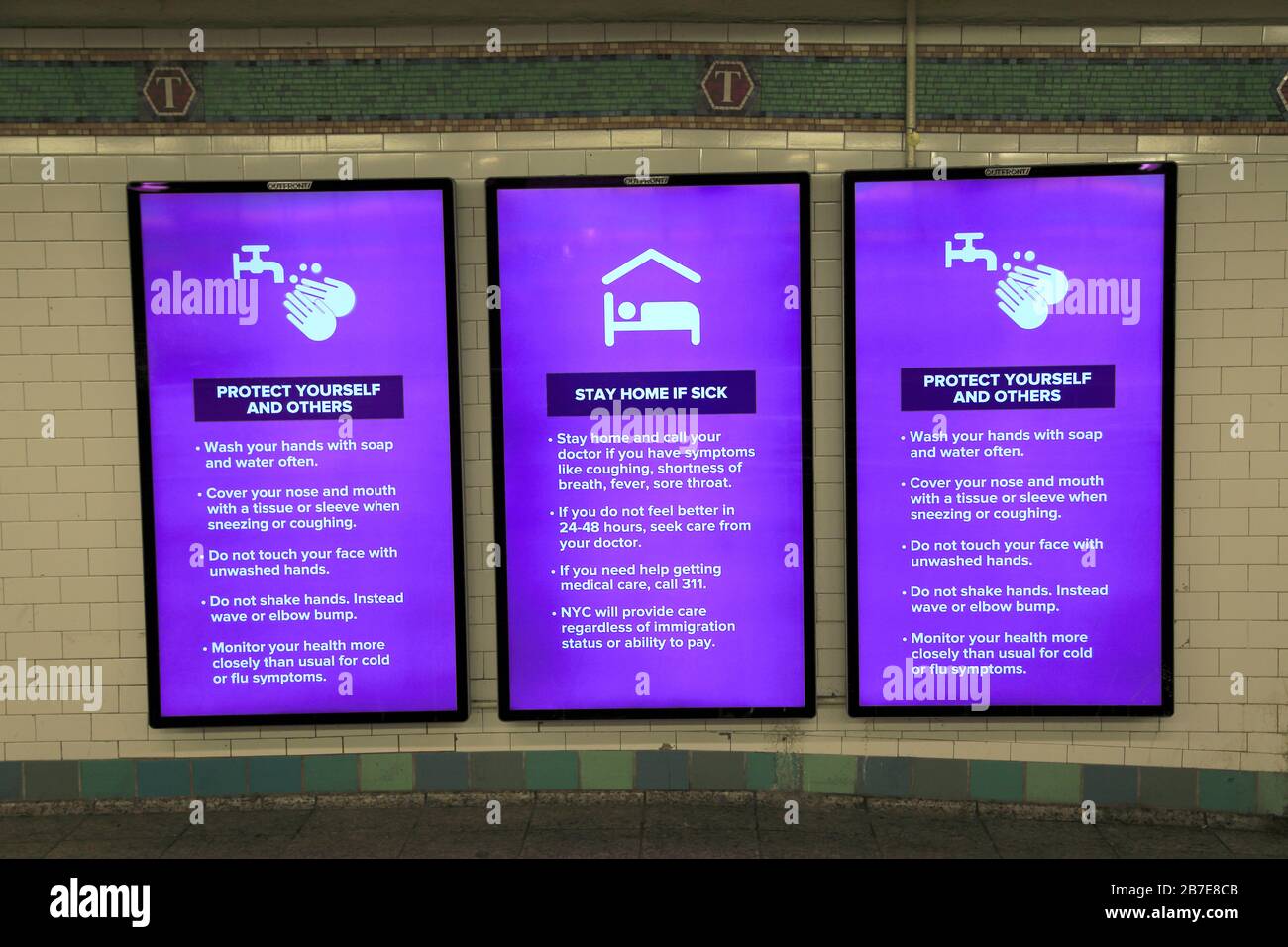 Digitale MTA-Schilder zeigen Informationen darüber an, wie man eine Verbreitung von Coronavirus, Der U-Bahn-Station Time Squares, New York City, am 15. März 2020 vermeiden, verhindern kann Stockfoto