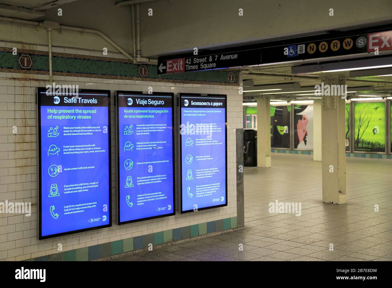 MTA-Schilder zeigen Informationen darüber an, wie man eine Verbreitung von Coronavirus vermeiden, in der leeren U-Bahn-Station Times Square, New York City, 15. März 2020 Stockfoto