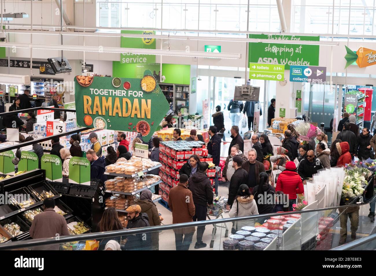 März 2020. London, Großbritannien. Käufer eines Supermarktes panischen Kauf von Artikeln, während sich der Ausbruch der Coronavirus Krankheit in ganz Großbritannien ausbreitet. Haushalts- und Lebensmittelartikel wie Pasta, toilettenpapier und Reinigungsmittel waren nur kurz im Angebot. Foto von Ray Tang/Ray Tang Media Stockfoto