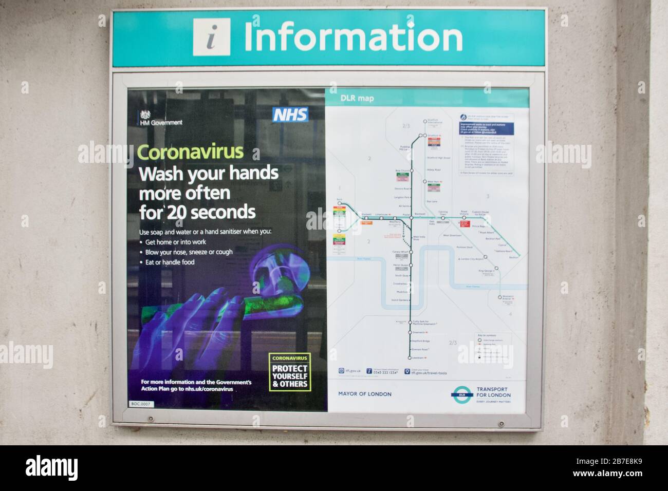 Handwaschschild Coronavirus in den Londoner DLR-Stationen Stockfoto