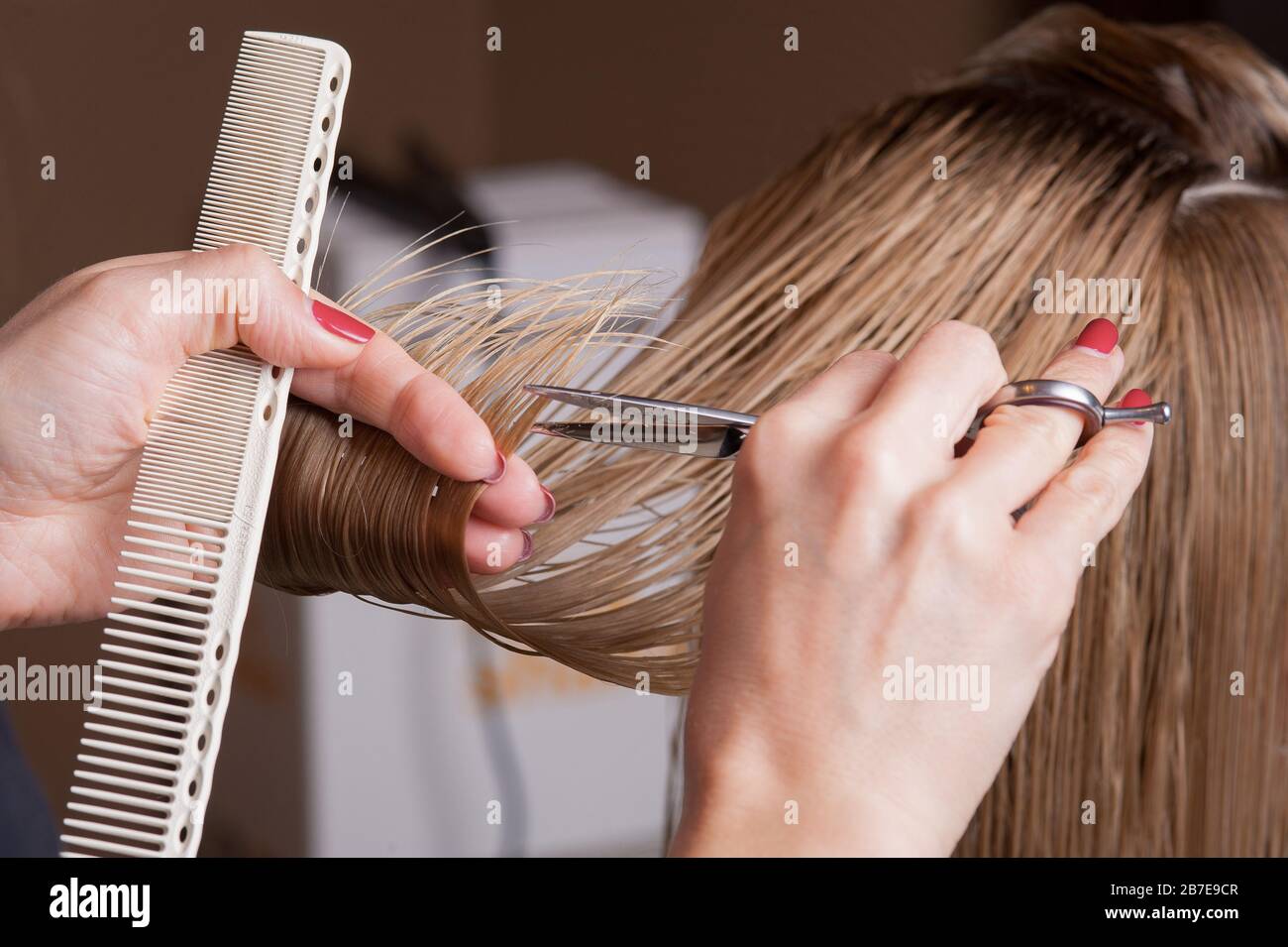friseursalon mit schere blonde haare