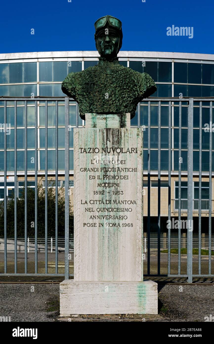 Denkmal von Tazio Nuvolari vor dem Palaeur, Sportpalast Gebäude, Palazzetto dello Sport. EUR, Rom, Italien, Europa, EU Stockfoto