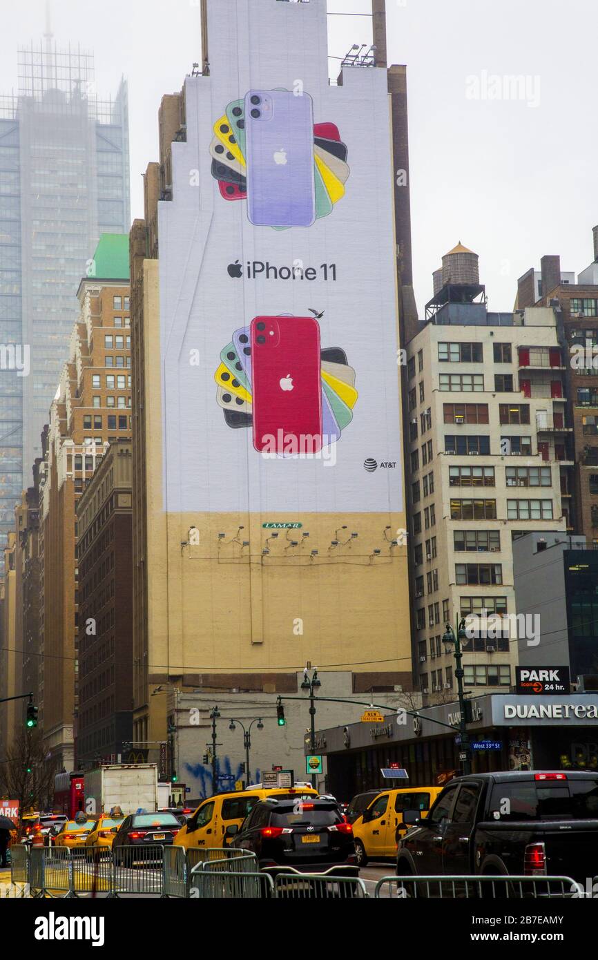 Die Anzeige für das iPhone 11 wurde an der Seite eines Gebäudes entlang der 8th Avenue in Midtown Manhattan gemalt. Stockfoto