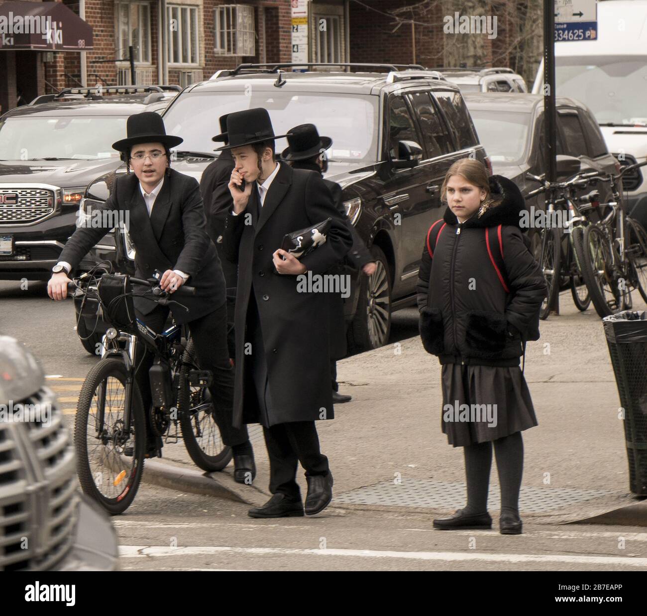 Orthodoxe jüdische Schüler auf der Straße nach der Schule im Stadtviertel Borough Park in Brooklyn, New York. Stockfoto