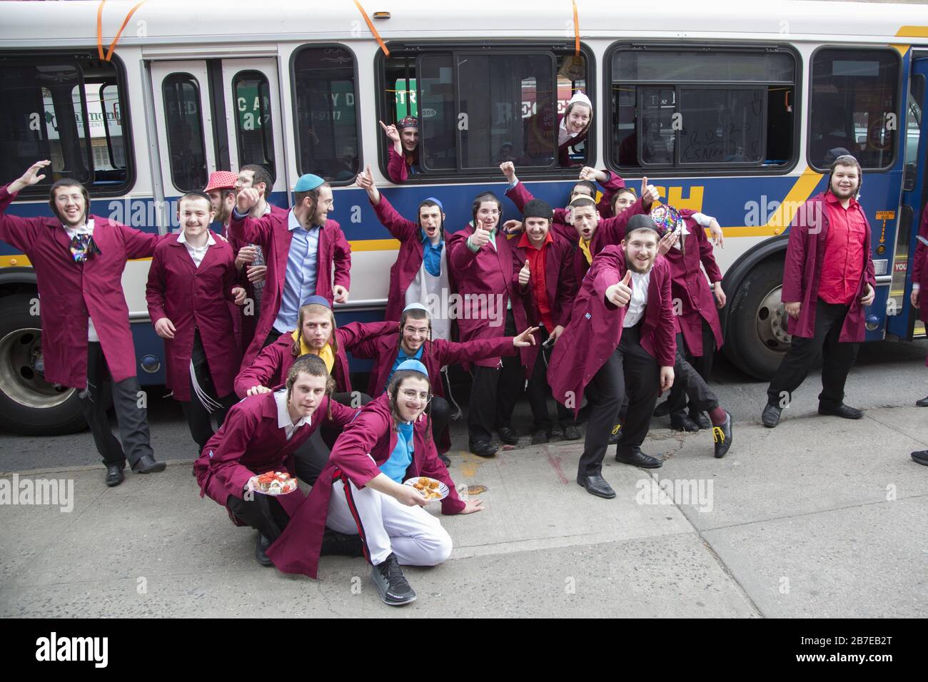 Die orthodoxe jüdische Gemeinde im Borough Park Brooklyn feiert den festlichen Urlaub von Purim, indem sie Kostüme trägt, Armen spendet, leckere Speisen isst und im Allgemeinen eine gute Zeit hat. (Der Verband der jungen orthodoxen Studenten erhöht Geld auf der Straße für verschiedene Zwecke.) Menschen auf der 13th Avenue. Purim wird jedes Jahr am 14. Des hebräischen Monats Adar gefeiert. Es erinnert an die Errettung des jüdischen Volkes im alten Perserreich aus Hamans Handlung "alle Juden, jung und alt, Säuglinge und Frauen, an einem einzigen Tag zu vernichten, zu töten und zu vernichten", wie sie in der Megillah verzeichnet ist Stockfoto