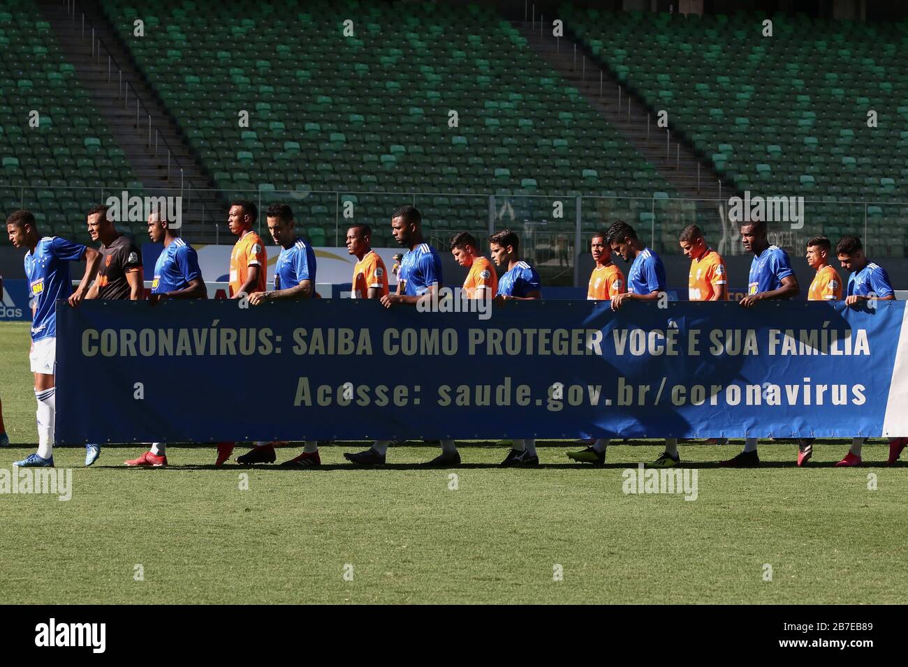 Belo Horizonte, Brasilien. März 2020. Mannschaften betreten das Feld mit einem leeren Stadion für Cruzeiro x Coimbra, ein Spiel, das für die Minas Gerais 2020-Meisterschaft gültig ist, die in der Arena Independência in Belo Horizonte, MG, ausgetragen wird. Gutschrift: Doug Patrício/FotoArena/Alamy Live News Stockfoto