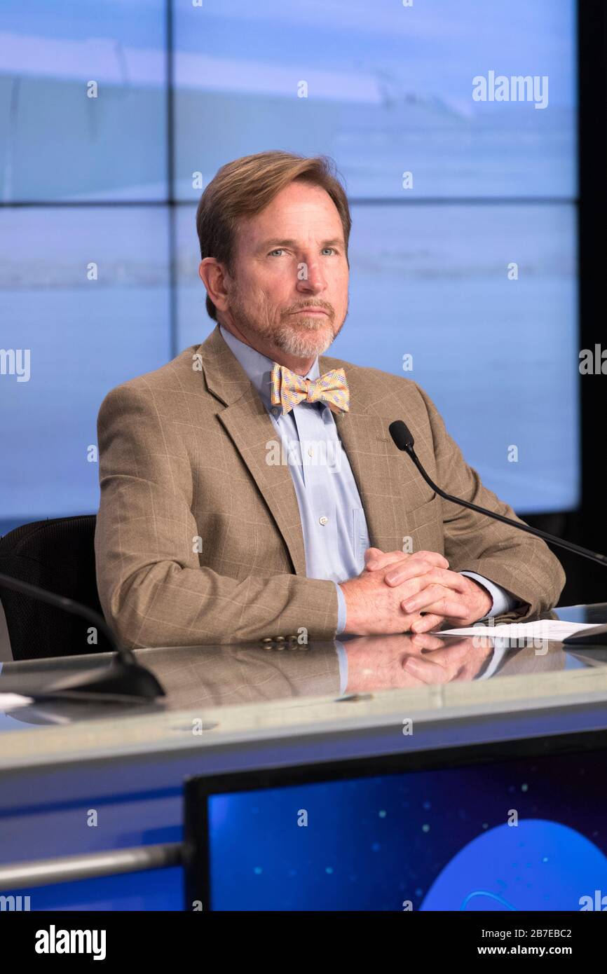 Space Florida Strategic Alliances Chief Dale Ketcham spricht während einer Pressekonferenz zu den bevorstehenden Sonic Booms in Atmospheric Turbulence (SonicBAT)-Flugtests, um Sonic Booms im NASA Kennedy Space Center Press Site Auditorium vom 17. August 2017 in Merritt Island, Florida, zu studieren. Stockfoto