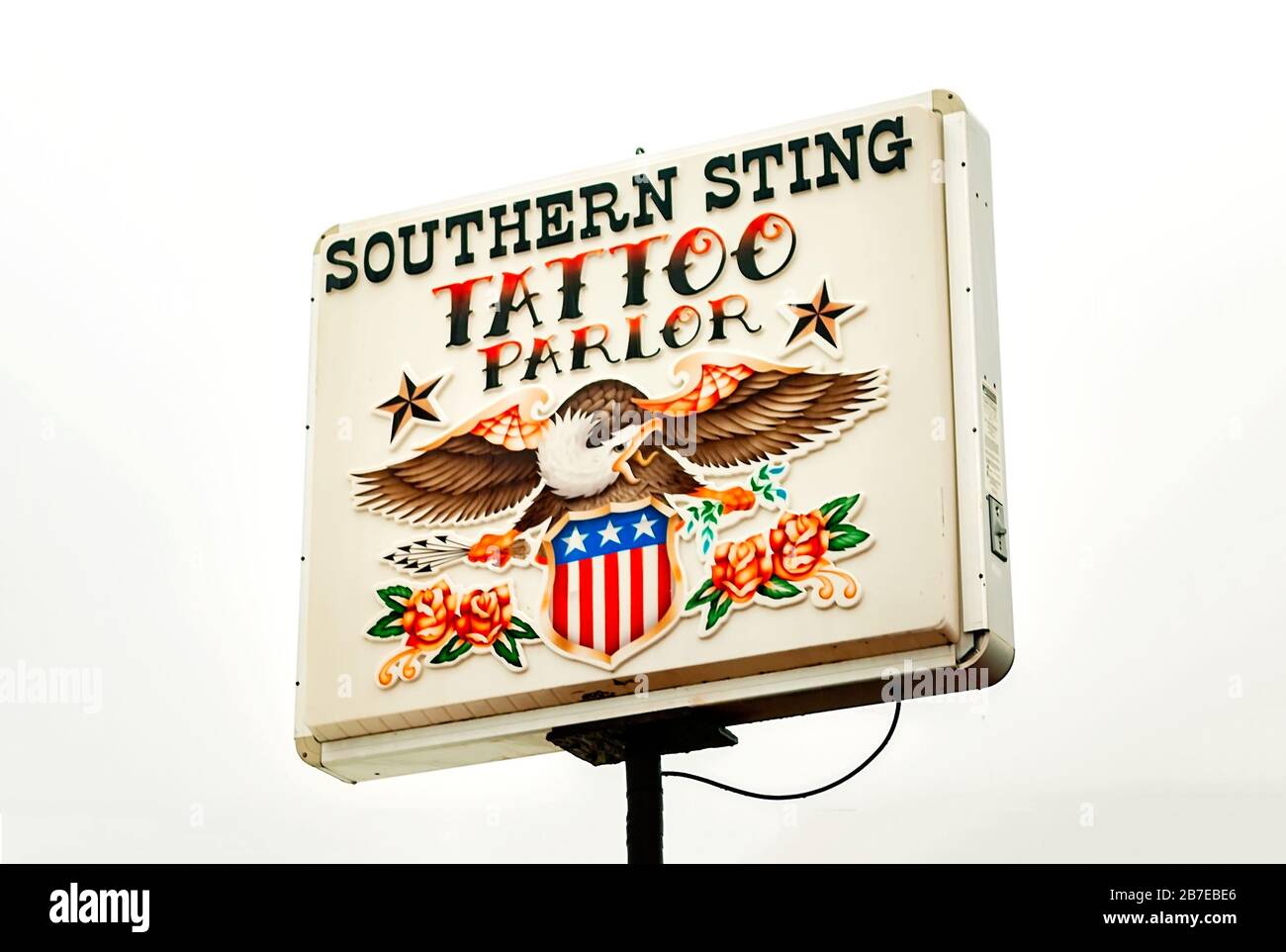 Ein Tattoo-Stube-Schild mit einem Weißkopfseeadler und amerikanischem Motiv, 5. März 2011, in Cut Off, Louisiana. Stockfoto