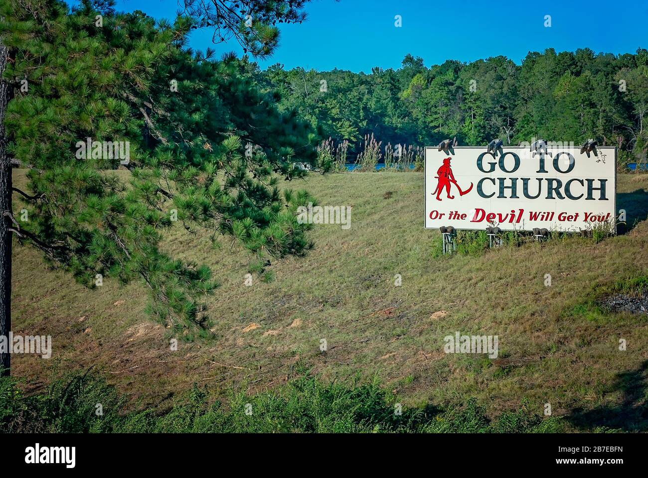 Ein Straßenschild warnt die Fahrer entlang des Alabama Highway I-65 North in Deatsville, Alabama, dass sie den Zorn des Teufels meiden müssen. Stockfoto