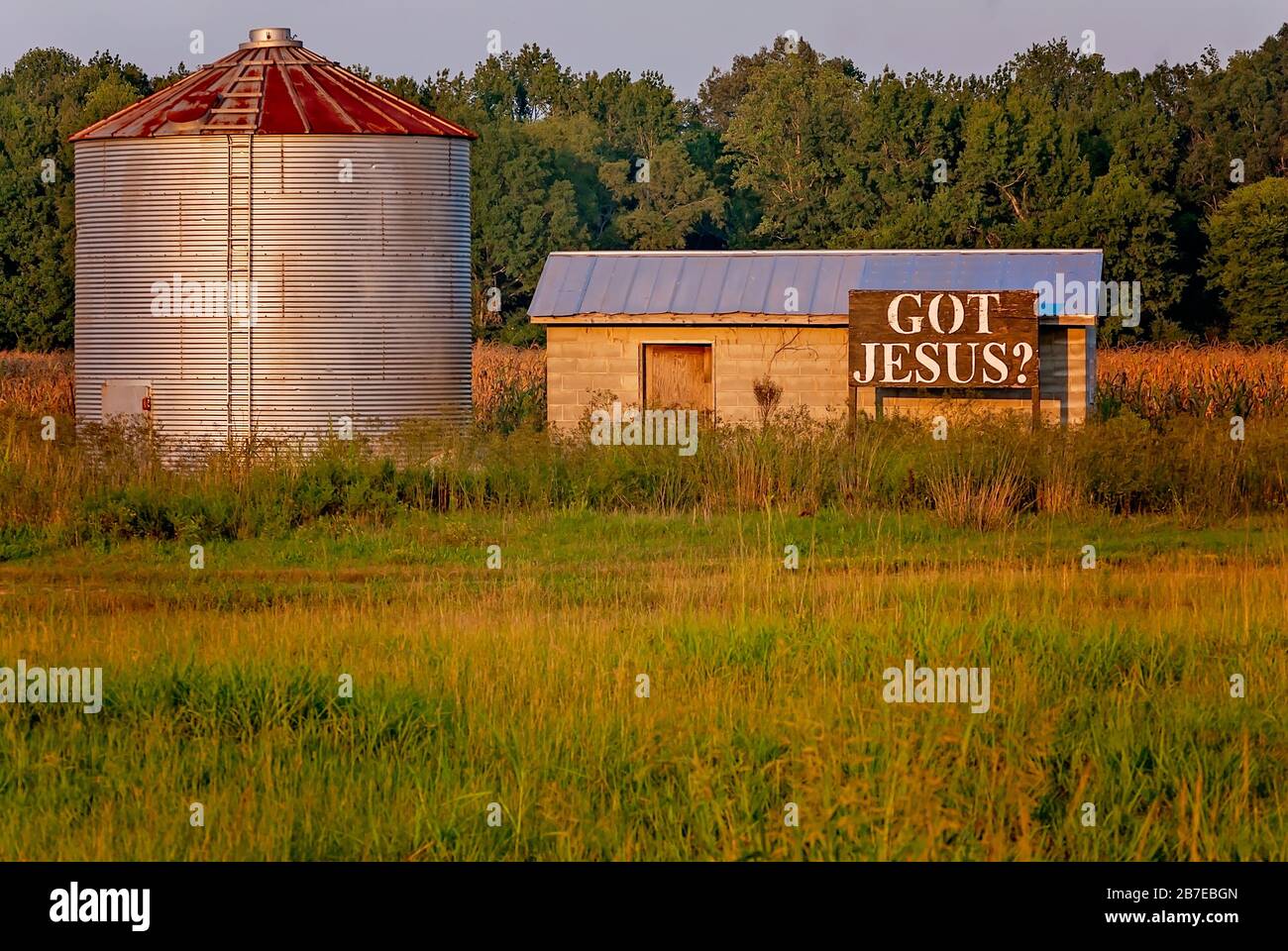 Ein Schild auf einer Scheune des Highway 43 fragt Passanten: "Got Jesus?", 12. August 2011, in Columbus, Mississippi. Das Zeichen ist eine Variante des "Got Milk?" Werbung. Stockfoto