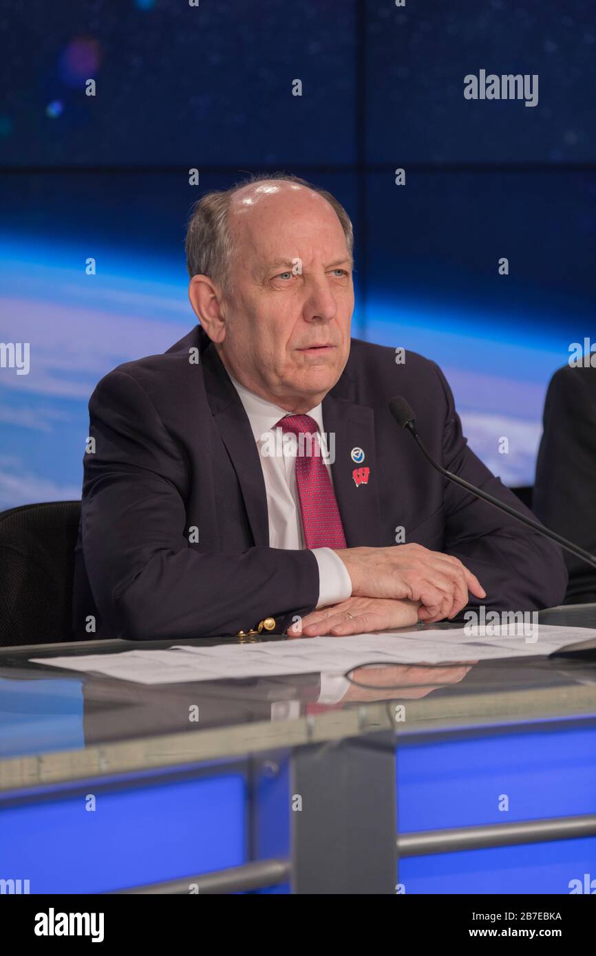 National Oceanic and Atmospheric Administration (NOAA) National Weather Service Director Louis Uccellini spricht während einer Pressekonferenz vor dem Start über den NOAA Geostationary Operational Environmental Satellite (GOS) im NASA Kennedy Space Center Press Site Auditorium vom 27. Februar 2018 in Merritt Island, Florida. Die GES-Satelliten werden an Bord einer Rakete des United Launch Alliance Atlas V starten. Stockfoto