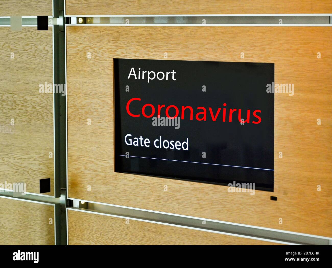 Elektronischer Bildschirm in einem Flughafenterminal mit Meldung "Gate geschlossen" und "Coronavirus" Stockfoto