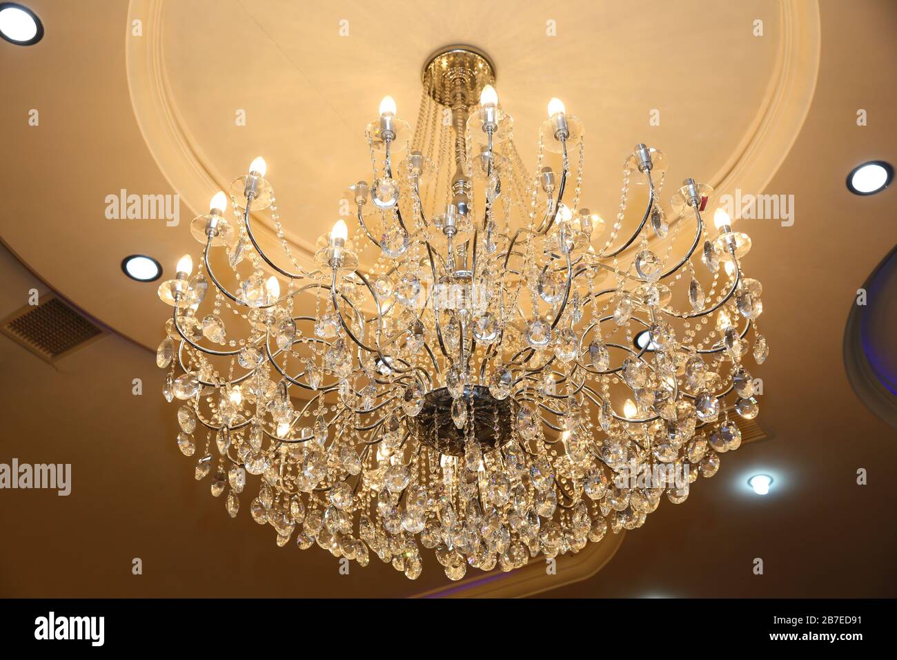 Schließen Sie die wunderschöne Kristall-Kronleuchter-Lampe mit warmem Licht  an der Decke. Chrystal Kronleuchter Nahaufnahme Stockfotografie - Alamy