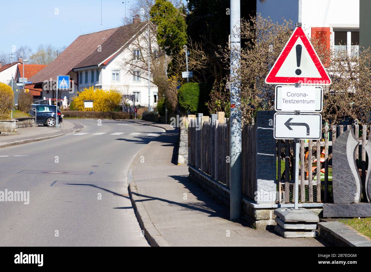 Straßenschild, das zu einem Testzentrum in Oberteuringen führt Stockfoto