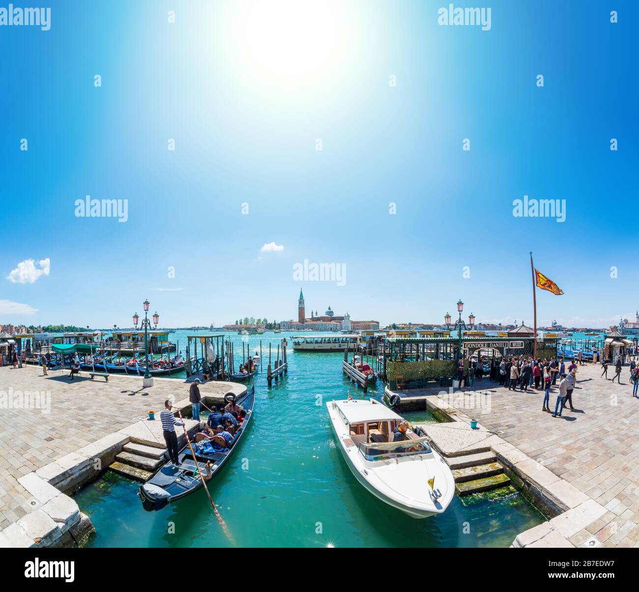 Venedig, Italien - 16. MAI 2019: Gondeln in der Nähe des Markusplatzes in Venedig mit der Kirche San Giorgio Maggiore im Hintergrund Stockfoto