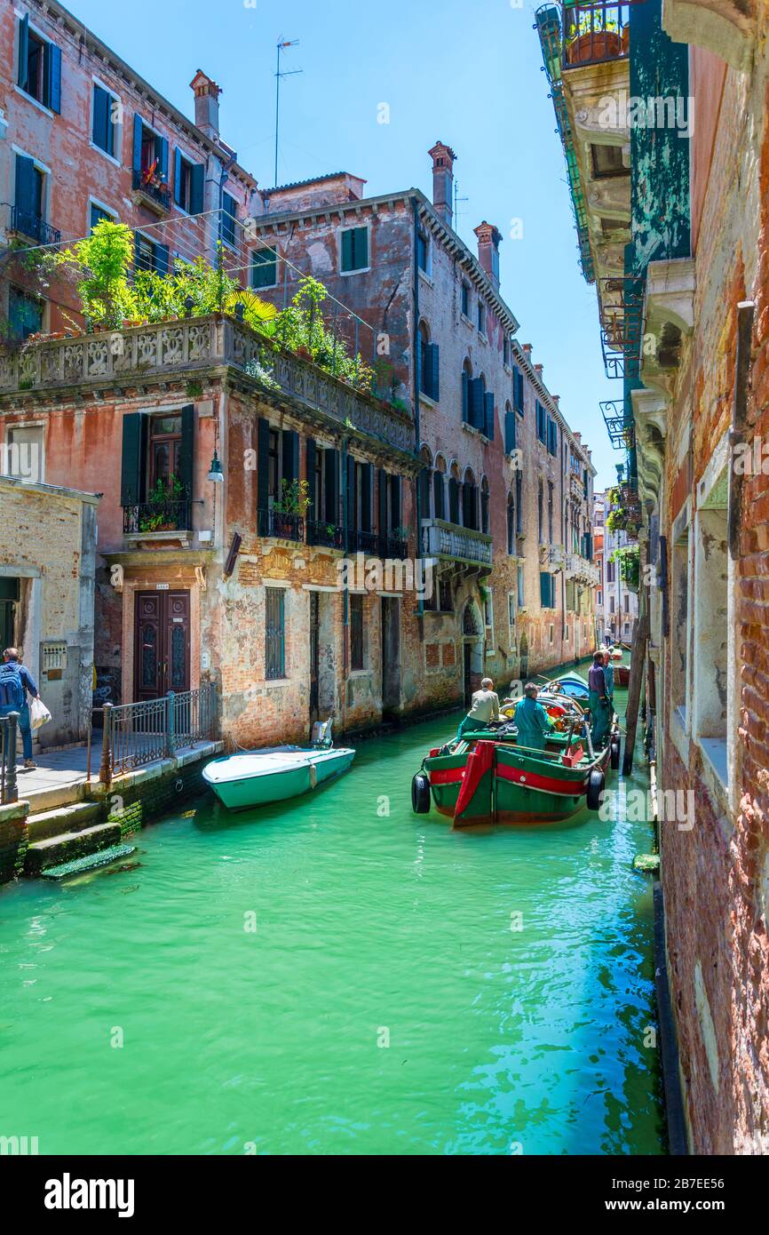 Venedig, Italien - 16. MAI 2019: Bewegung um Venedig ist nur zu Fuß oder auf dem Wasser möglich. Stockfoto