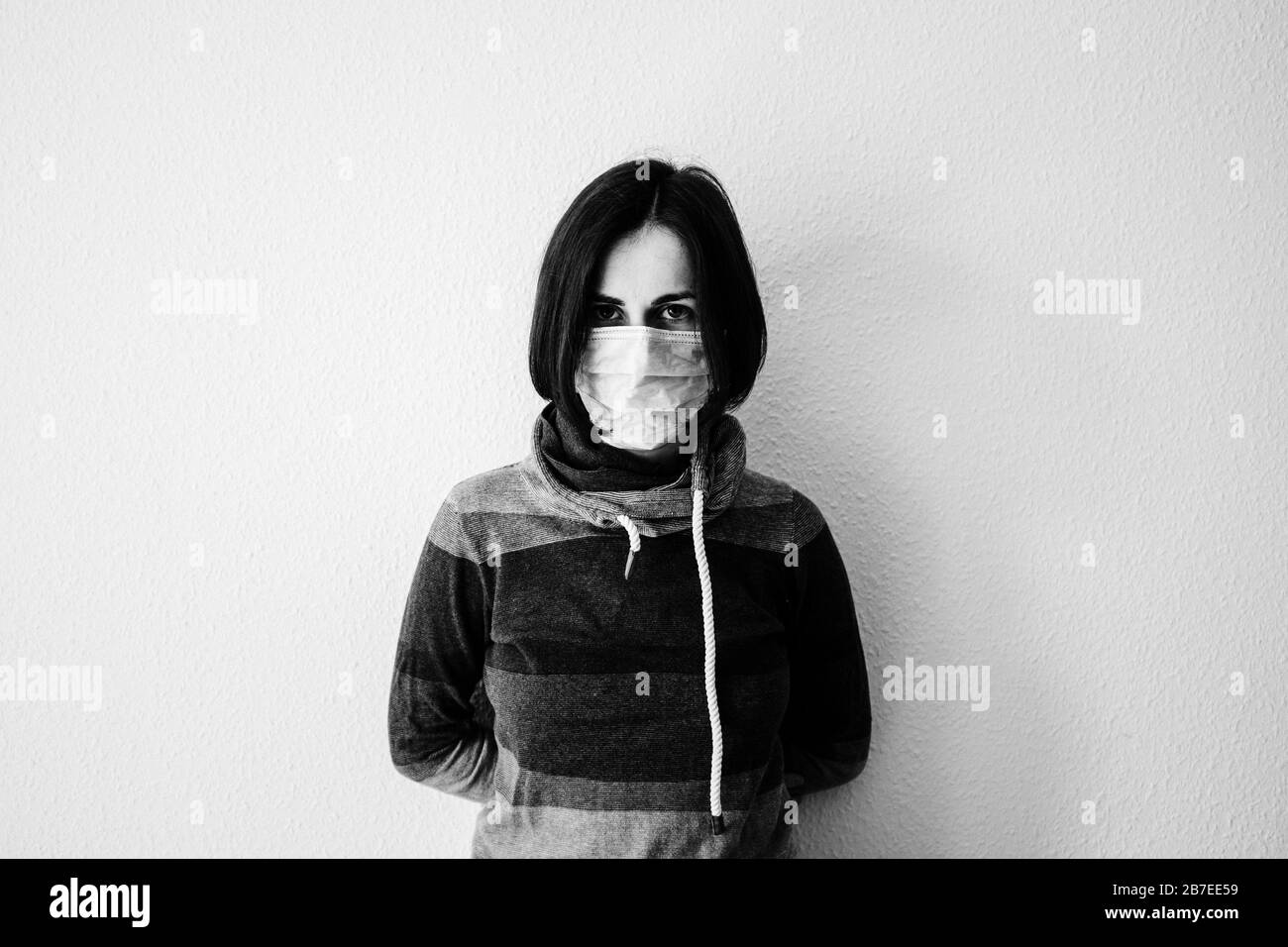 Frau, die während der Corona-Virus-Pandemie eine Gesichtsmaske trägt Stockfoto