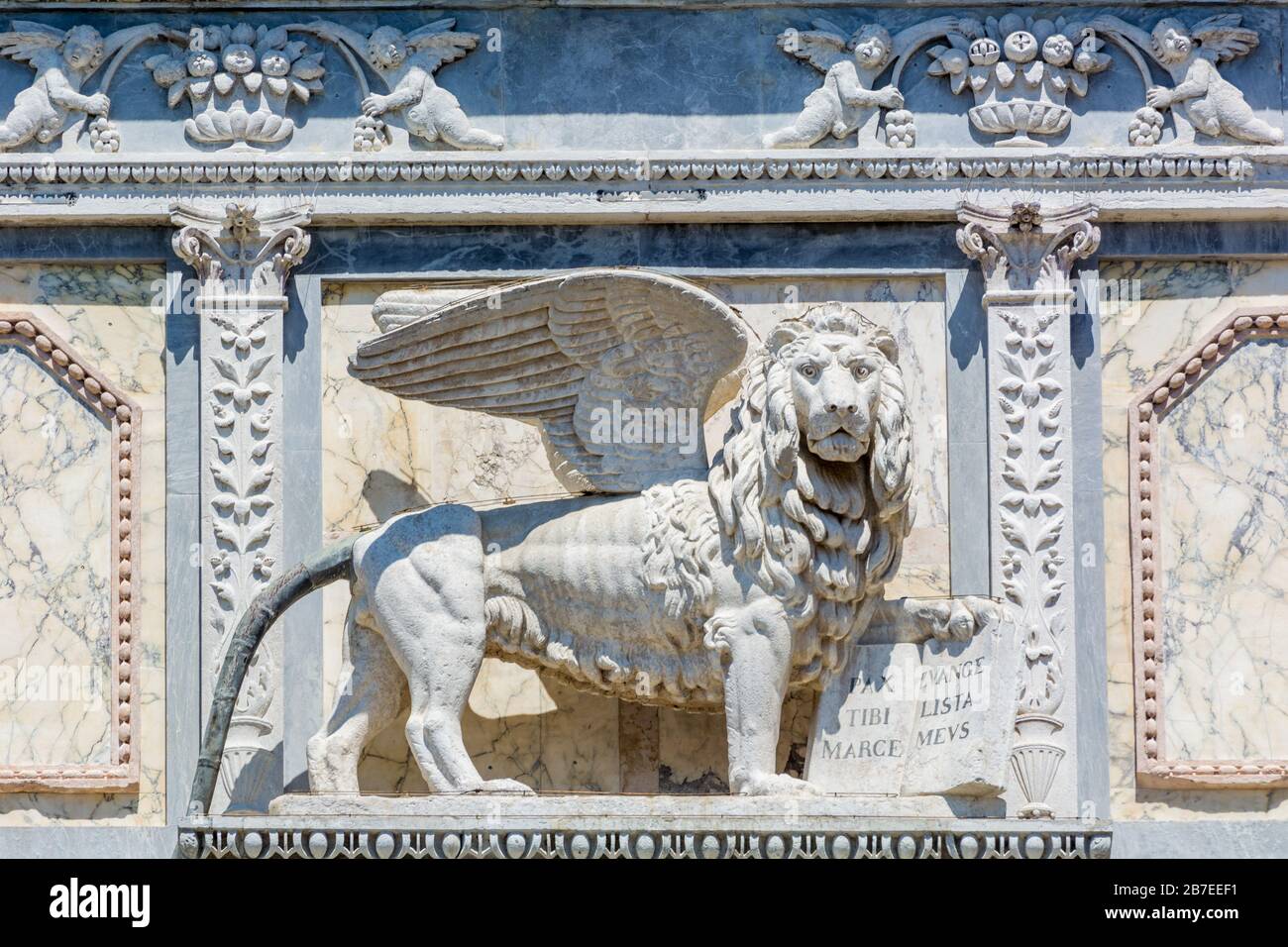 Venedig, Italien - 16. MAI 2019: Marmorrelief - Detail der Fassade Stockfoto