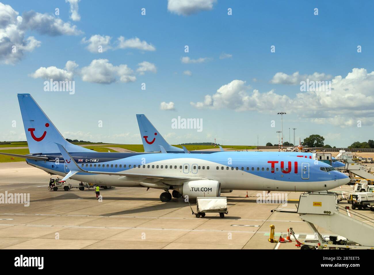 FLUGHAFEN BRISTOL, ENGLAND - AUGUST 2019: TUI Boeing 737-Urlaubsflugzeuge, die Passagiere auf dem Flughafen Bristol erwarten. Stockfoto