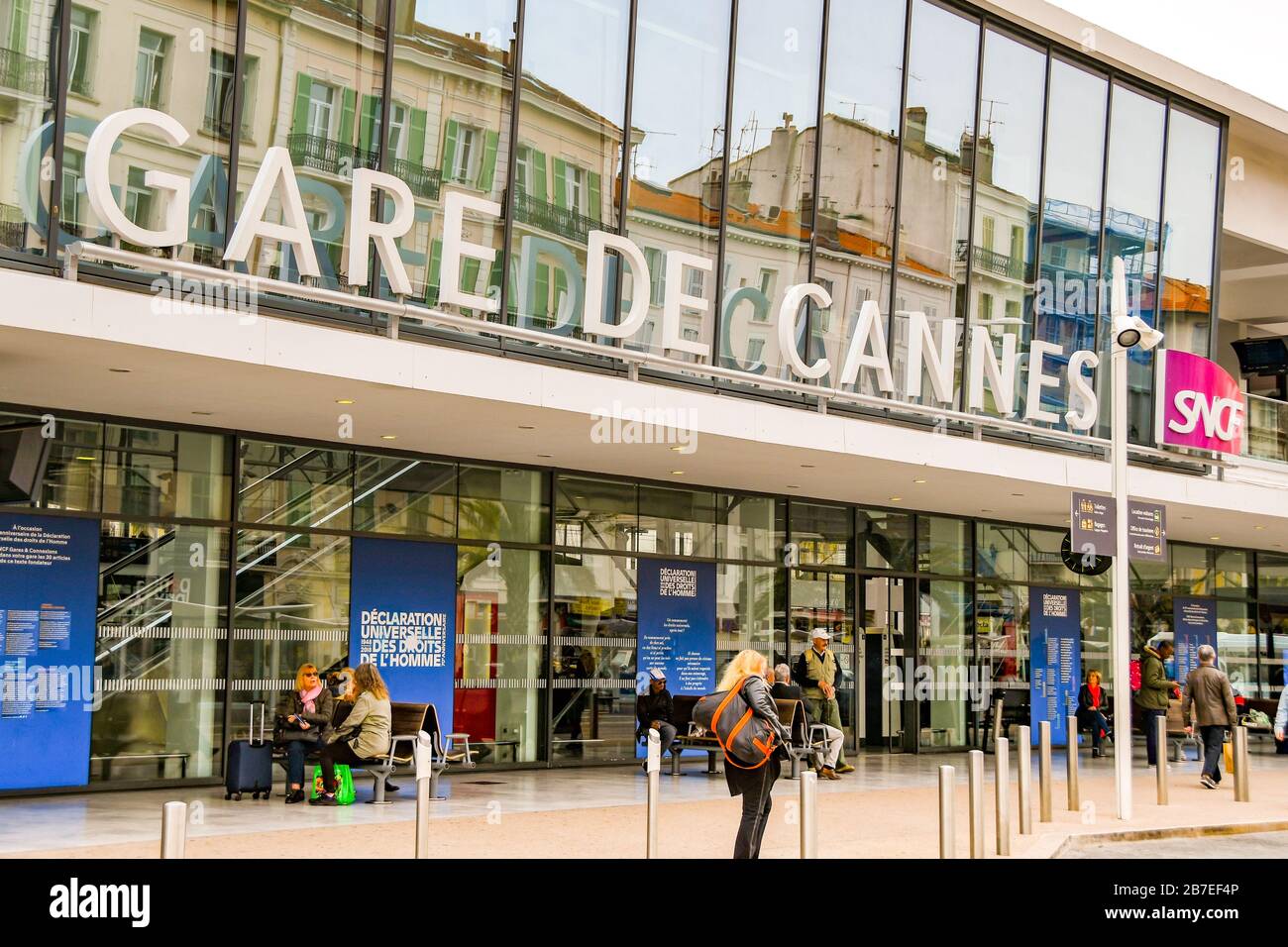 CANNES, FRANKREICH - APRIL 2019: Außenansicht der vorderen Einfahrt zum Bahnhof in Cannes. Stockfoto